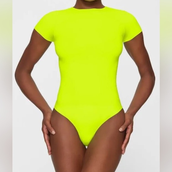 SKIMS Fits Everybody ESSENTIAL T-SHIRT BODYSUIT | Color: Green Highlighter | NEW - Picture 3 of 9